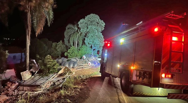 Carreta sai da pista após falha nos freios e motorista fica ferido na SC-161