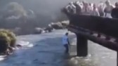 Turista se arrisca para recuperar celular nas Cataratas do Iguaçu