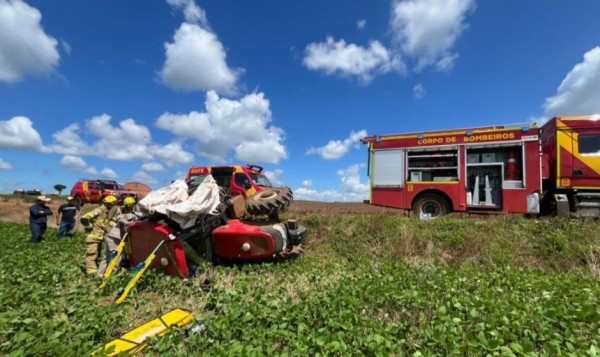 Operador de trator fica ferido após capotamento em lavoura
