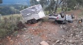 Motorista perde controle de caminhonete e tomba na Serra