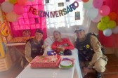 Policiais militares participam da festa de aniversário de fã da corporação