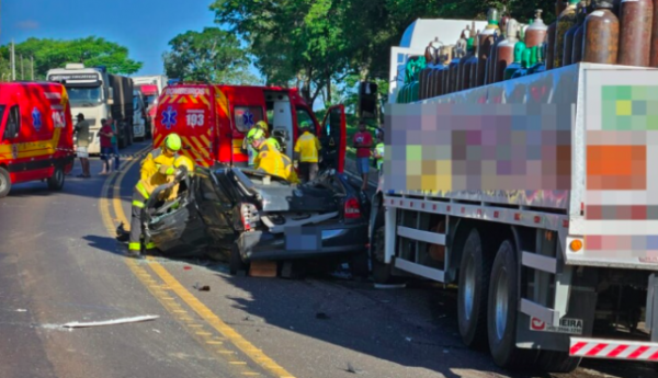 Homem morre após violenta colisão entre carro e caminhões na BR-282