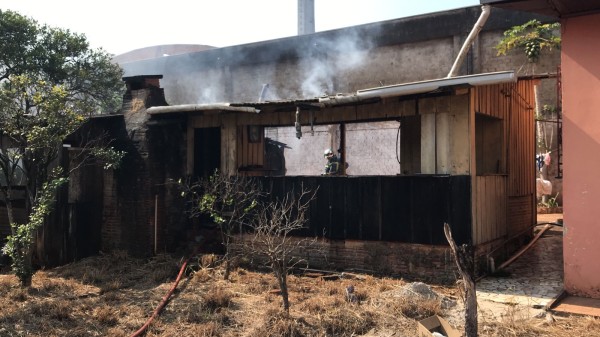 Fundos de madeira de residência fica destruída em incêndio registrado na Avenida Romeu Lauro Werlang