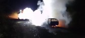 Carro pega fogo e fica totalmente destruído