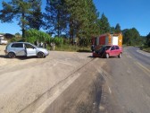 Colisão frontal entre veículos de passeio é registrada na BR-282