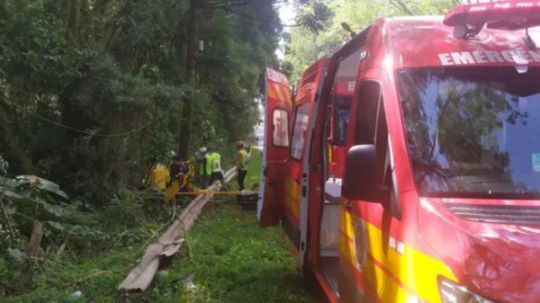 Saída de pista na SC-157 deixa dois idosos feridos