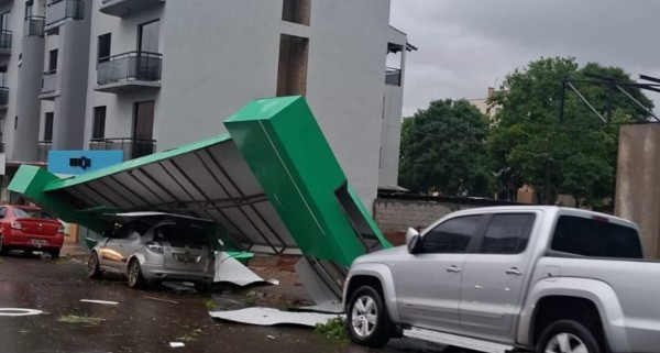 Em meio a ciclone, cidades de SC registram ventos fortes, granizo e contabilizam estragos