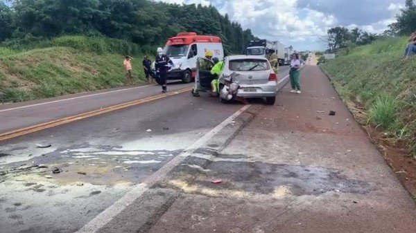 Dez pessoas feridas em acidente entre três veículos na BR-277