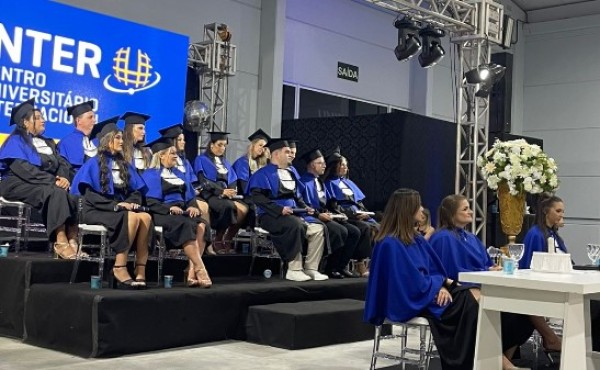 Formatura da Uninter reúne emoção e conquistas
