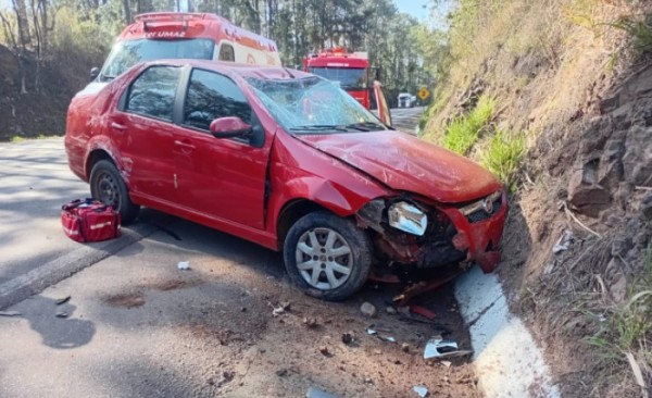 Carro sai da pista e colide em barranco na BR-282