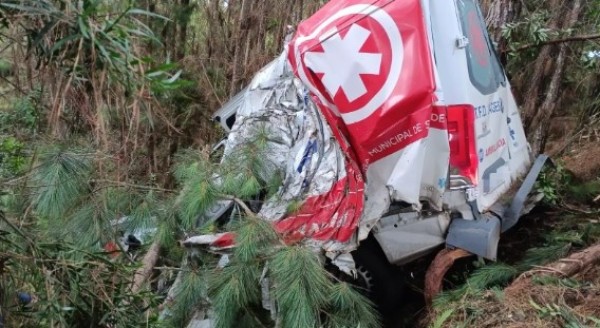 Grave acidente com ambulância deixa um morto
