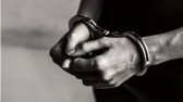 Marido é preso após arremessar banco de madeira na esposa em Lages