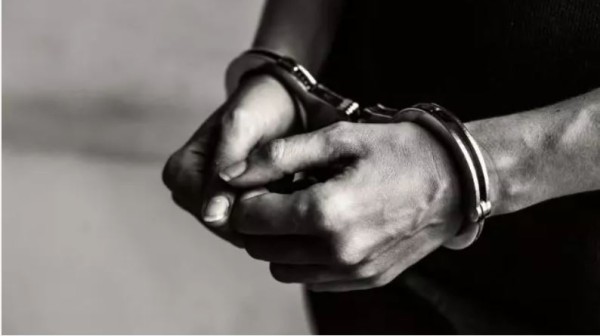 Marido é preso após arremessar banco de madeira na esposa em Lages