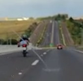Motociclista é flagrado em manobra conhecida como ‘Superman’ na BR-282