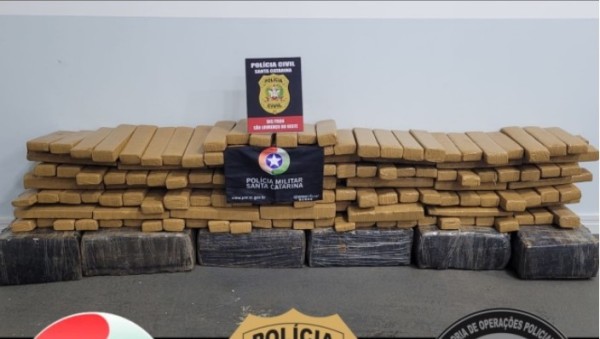 Motorista tenta fugir, colide carro e acaba preso com 270 kg de maconha no Oeste