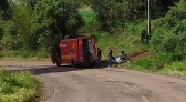 Motociclista fica ferido em queda