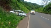 Veículo bate em barranco, pega fogo e deixa feridos