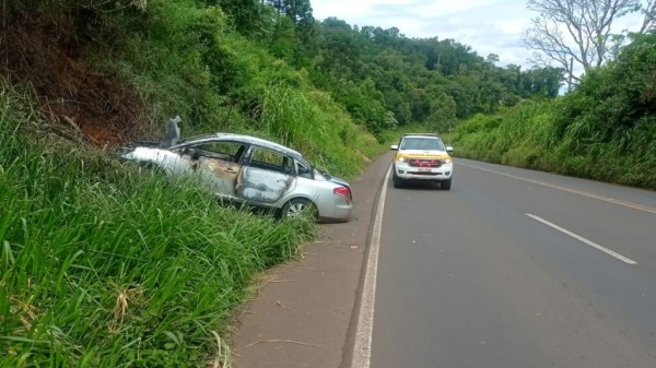 Veículo bate em barranco, pega fogo e deixa feridos