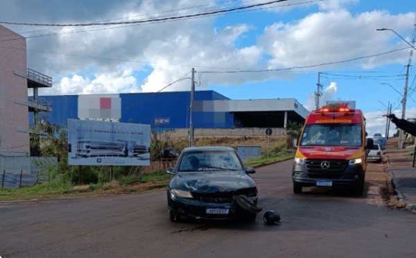 Mulher fica ferida apos colisão entre moto e carro