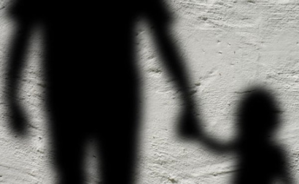 Padrasto e padrinho são presos por estupro de criança de 11 anos