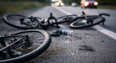 Atropelamento deixa duas ciclistas mortos; suspeito fugiu do local