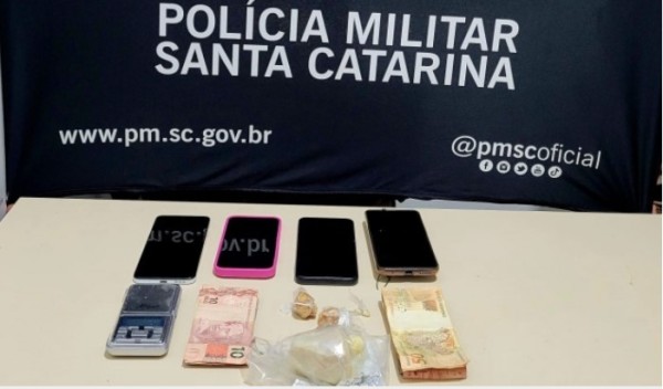 Duas mulheres são presas pela Polícia Militar por tráfico de drogas