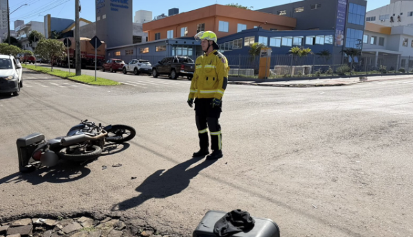 Motociclista fica ferido em colisão com caminhão no centro