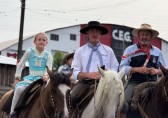Mais de 50 cavalarianos participam de tradicional cavalgada pelas ruas de SMOeste