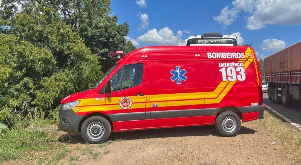 Motociclista fica ferido após colisão frontal com carro