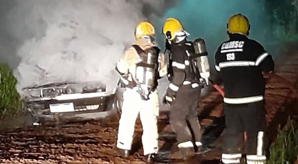 Veículo é destruído por incêndio