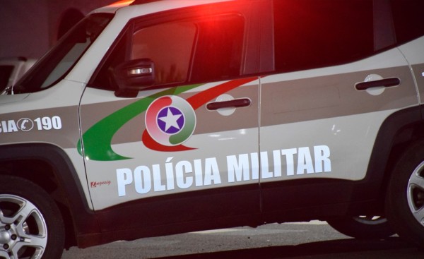 Homem embriagado causa danos e faz ameaças em lanchonete