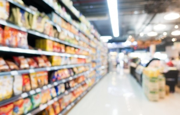 Mulher é presa por furto de queijo, presunto, linguiça e sandálias