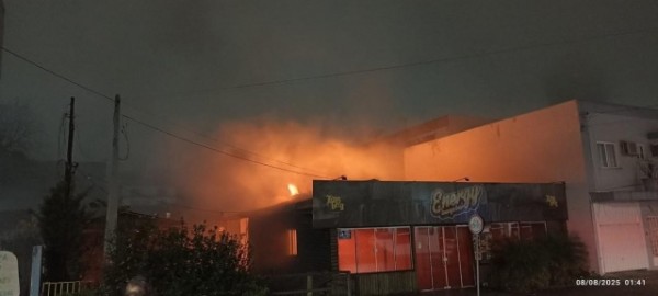 Princípio de incêndio atinge prédio comercial desocupado