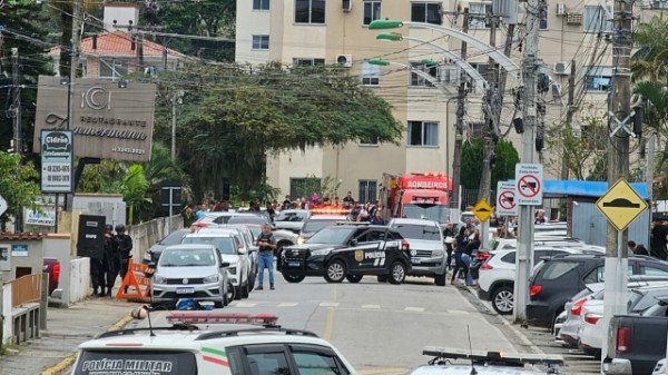Assalto a banco tem reféns, troca de tiros, morte e policial ferido em SC