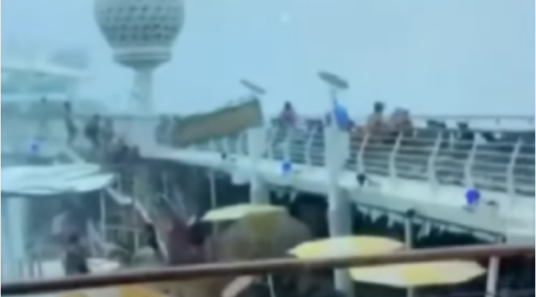 Cruzeiro é atingido por ventania e mobília voa em passageiros