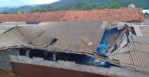 Frente de rajada atinge cidade no Oeste de SC, quebra árvores ao meio e causa destruição