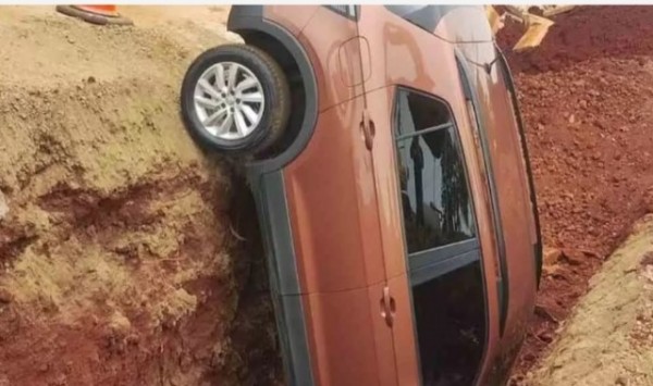 Carro cai em buraco de obra ao sair de garagem de prédio no RS