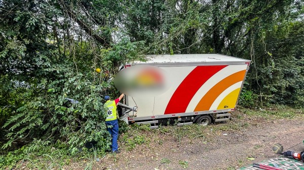 Condutor morre em saída de pista seguida de choque em árvore na BR-282 entre SMOeste e Maravilha