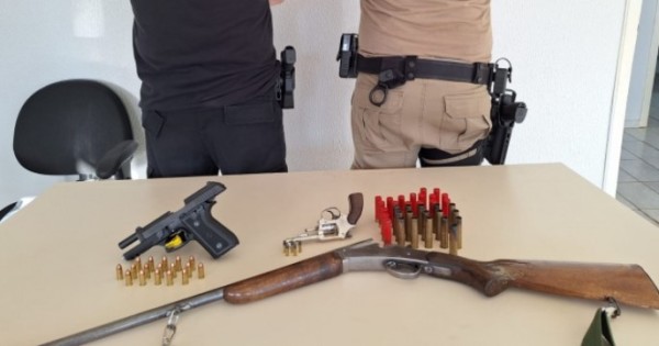 Pai e filho foram detidos em flagrante por posse irregular de armas de fogo