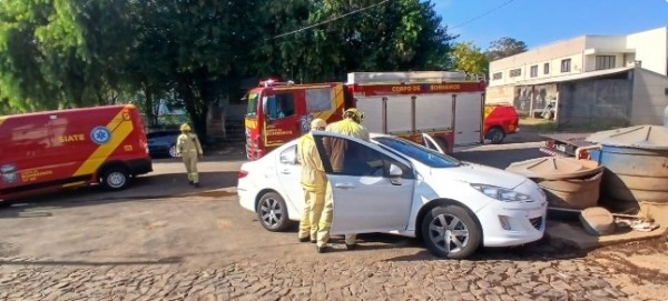 Motorista sofre mal súbito e bate veículo contra caixas d’água
