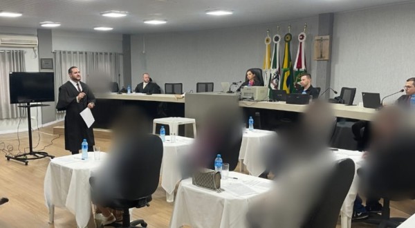 Acusado de feminicídio triplamente qualificado tentado, é absolvido pelo tribunal do júri