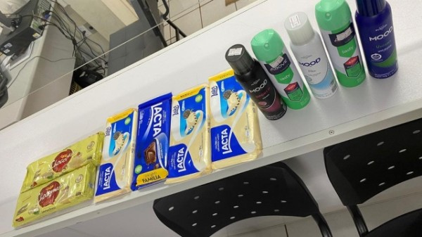 Homem agride policial e vai preso com chocolates e desodorantes furtados de loja