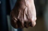 Homem é preso após agredir padrasto, ameaçar familiares e manter mãe em cárcere privado