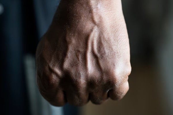 Homem é preso após agredir padrasto, ameaçar familiares e manter mãe em cárcere privado