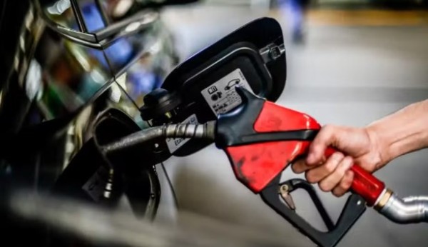 Gasolina varia até R$ 1,60 entre cidades, aponta ANP