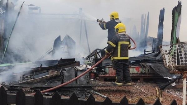 Incêndio destrói casa de família; moradores pedem ajuda com doações