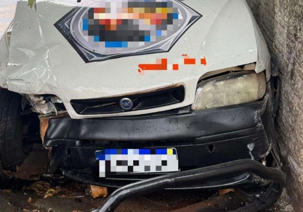 Mulher fica ferida em colisão entre dois automóveis