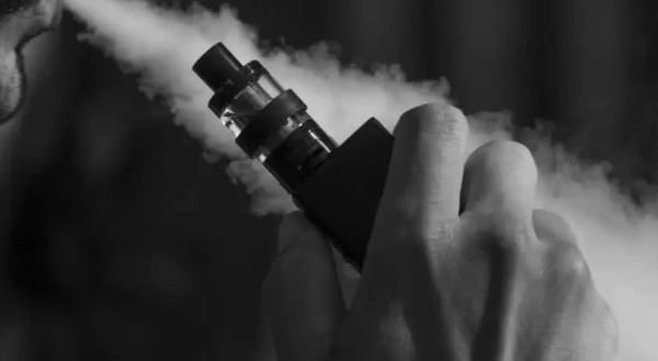 Polícia Militar apreende cigarro eletrônico com adolescente em escola