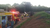Carreta capota e motorista morre preso às ferragens na SCT-480