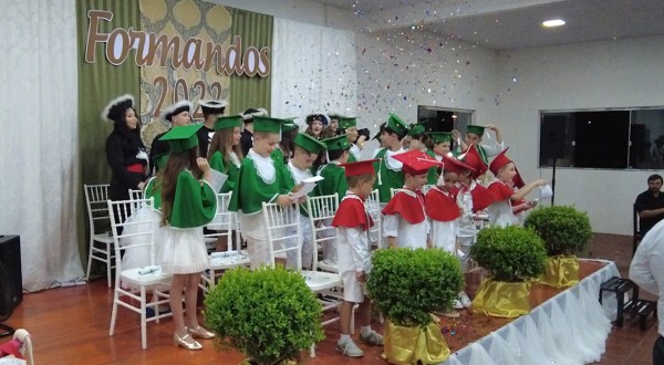 Escola Tia Jô encerra ano letivo com colação de grau do infantil e fundamental